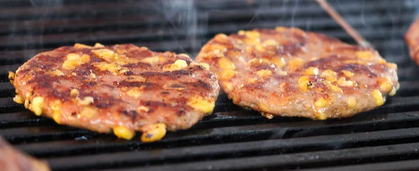 Barbacoa hamburguesas a la parrilla empanadas en la parrilla de carbón caliente , —  Fotos de Stock
