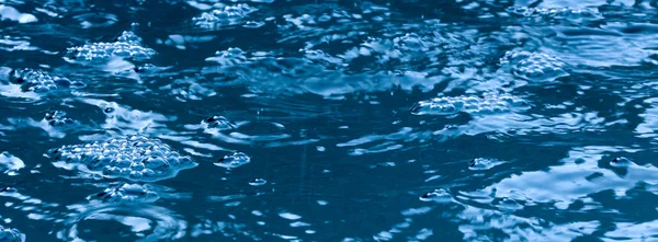 Bolle, acqua su fondo blu — Foto Stock