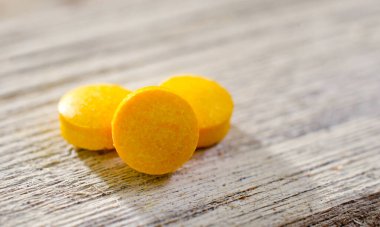 Mulivitamin B kompleksinin sarı hapları. sağlık hizmeti kavramı.