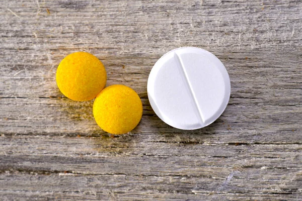 Κίτρινα Χάπια Του Συμπλέγματος Mulivitamin Και Ένα Χάπι Της Βιταμίνης — Φωτογραφία Αρχείου