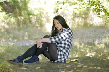 Siyah beyaz gömlekli çekici kadın. Doğa portresi..