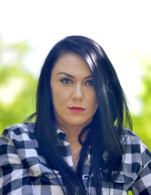 Siyah beyaz gömlekli çekici kadın. Doğa portresi..