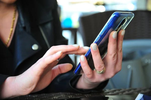 Atractive Woman Typing Smartphone Image — Stock Photo, Image