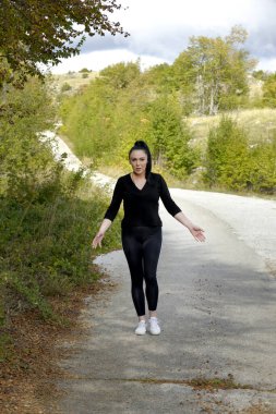 Doğada sonbahar kadın portresi