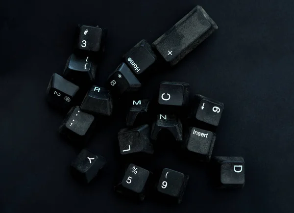 Sucia Polvorienta Teclas Teclado Ordenador Negro Sobre Fondo Negro — Foto de Stock