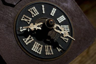 Ahşap zemin üzerinde antika guguk kuşu duvar saati, zaman kavramı resmi