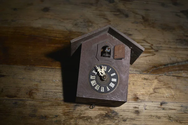 Antieke Koekoek Muur Klok Hout Achtergrond Tijd Concept Beeld — Stockfoto