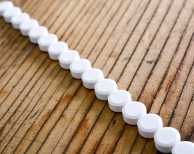 Beyaz arkaplanda izole edilmiş hapların kapsülünü kapat