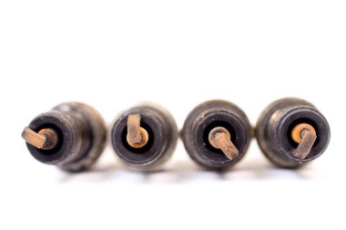 Beyaz arkaplanda kullanılan bujinin yakın çekim görüntüsü