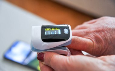 Nabız oksimetresi, nabız ve oksijen seviyelerini ölçmek için kullanılır..