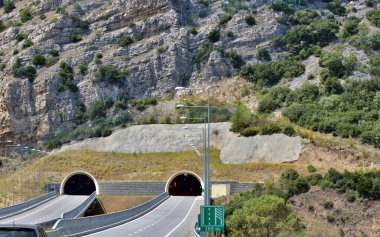 İki tünel görüntülü otoyol