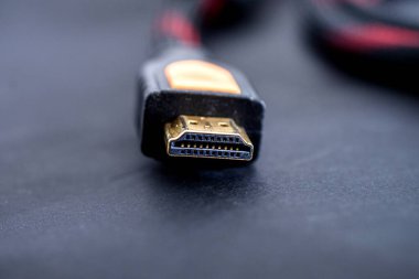 Siyah arkaplanda HDMI ses video kablosu kapat