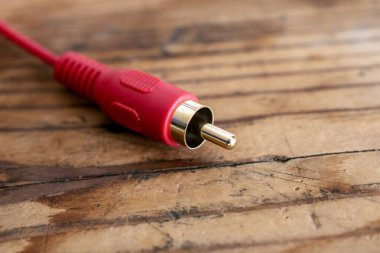 Eski bir ahşap masa zemininde ses-video analog kablo.