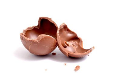 Yarım çikolatalı top beyaza izole edilmiş..