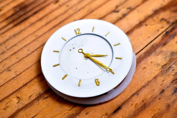 Kwarts Gedemonteerd Horloge Geïsoleerd Witte Achtergrond — Stockfoto