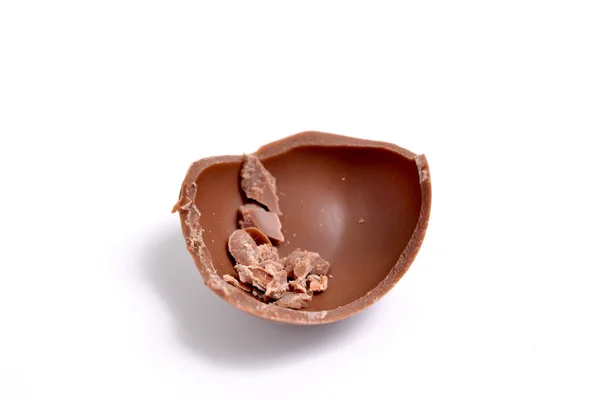 ホワイトに隔離された半分のチョコレートボール — ストック写真