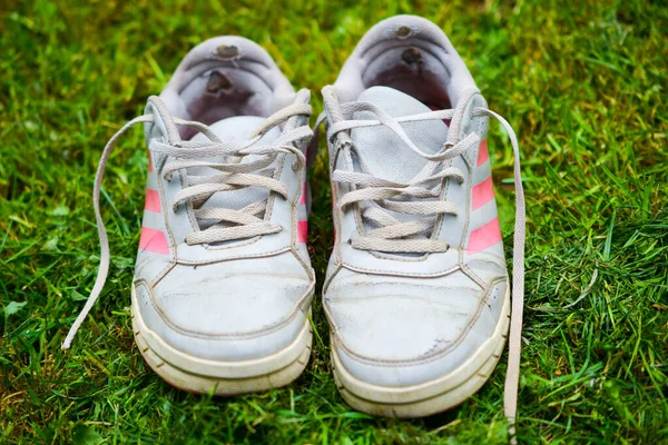 Par Slitna Sneakers Gräs Bakgrund — Stockfoto