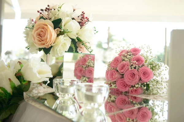 結婚式のテーブルの装飾 花瓶のテーブルの上の花 — ストック写真