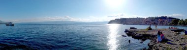 OHRID, MACEDONIA. 22 Temmuz 2021 - Makedonya 'nın Ohri Gölü ve Ohri kentinin Temmuz ayı sonunda manzarası.