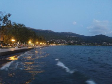 OHRID, MACEDONIA. 22 Temmuz 2021 - Makedonya 'nın Ohri Gölü ve Ohri kentinin Temmuz ayı sonunda manzarası