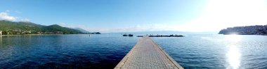 OHRID, MACEDONIA. 22 Temmuz 2021 - Makedonya 'nın Ohri Gölü ve Ohri kentinin Temmuz ayı sonunda manzarası.
