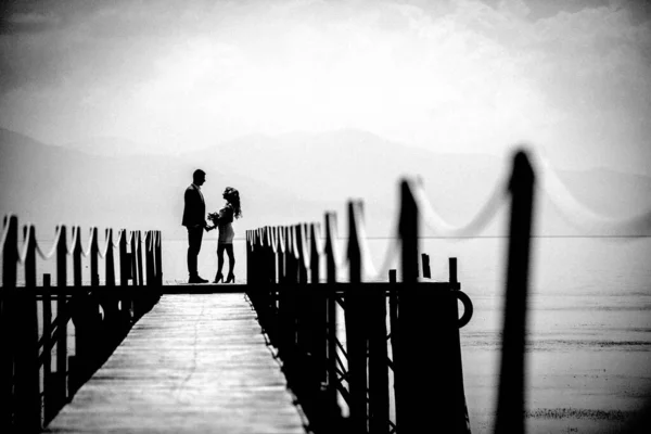 Pareja Feliz Juntos Muelle — Foto de Stock