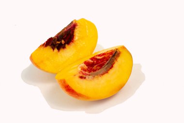 Beyaz arka planda izole edilmiş güzel şeftali dilimleri. .