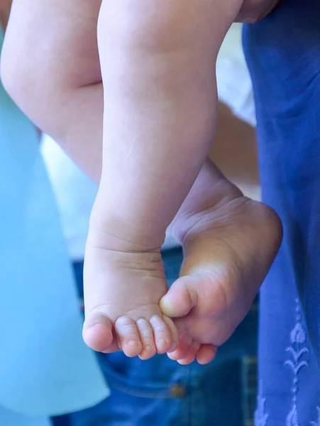Matka drží roztomilé nohy dítěte — Stock fotografie