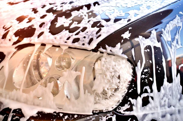 用特殊泡沫洗发水洗车 — 图库照片