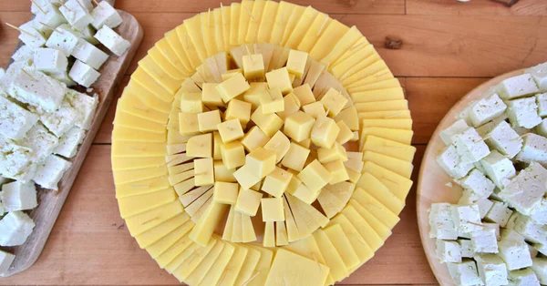 Различные Сыры Кусочки Сыра Блюде — стоковое фото