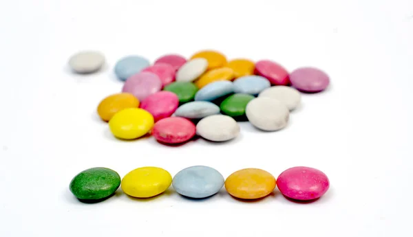 Красочные конфеты, драже на белом фоне — стоковое фото