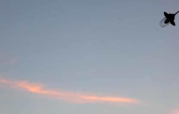 Latarnia uliczna na zachód Słońca Chmura — Zdjęcie stockowe