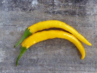 Ahşap arka planda soğuk biber