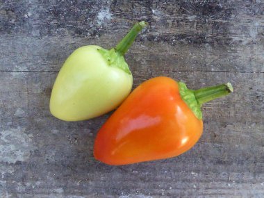 Ahşap arka planda soğuk biber