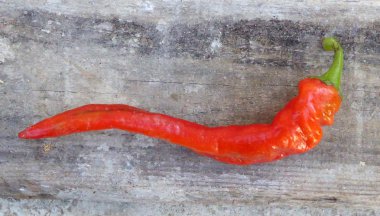 Ahşap arka planda soğuk biber