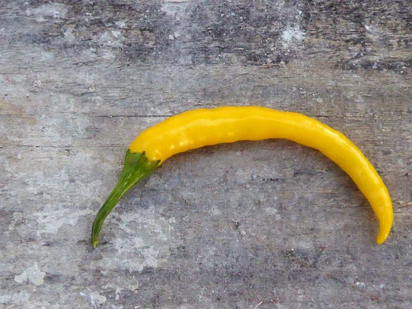 Pimenta fresca no fundo de madeira — Fotografia de Stock