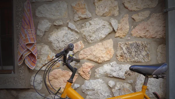 Rower na kamiennym murem — Zdjęcie stockowe