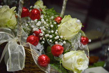 Güzel beyaz gül ile dekore edilmiş sofra