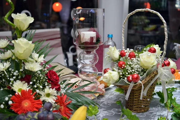 Украшенный обеденный стол с красивыми белыми розами — стоковое фото