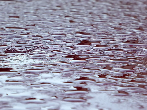 Gotas de agua en una superficie metálica — Foto de Stock