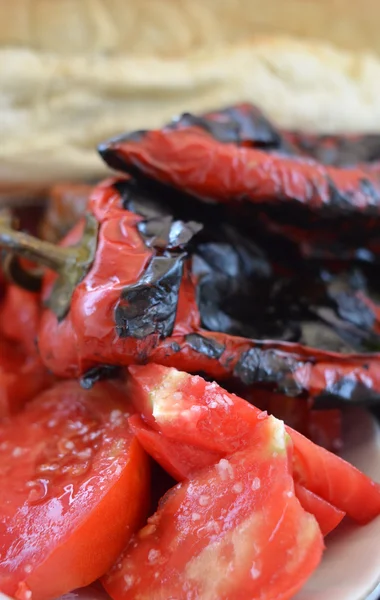 Жареная красная паприка и помидоры — стоковое фото