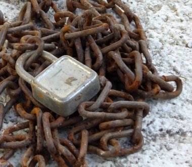 Paslı zinciri ve asma kilit