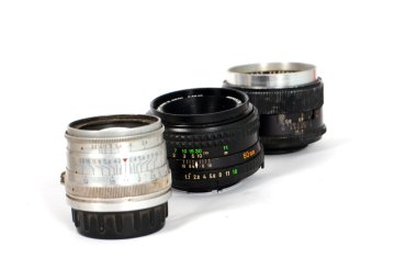 Beyaz izole bir eski manuel kontrol kamera objektifi