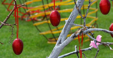 Bir ağaç üzerinde kırmızı Paskalya yumurtaları