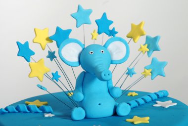 Doğum günü pastası ile fil heykelcik