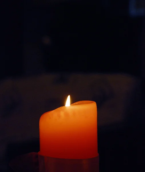 Vela roja sobre fondo oscuro — Foto de Stock