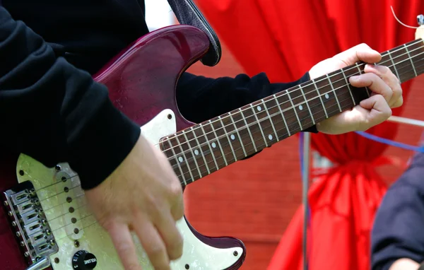 Guitarist plays — Stock Photo, Image