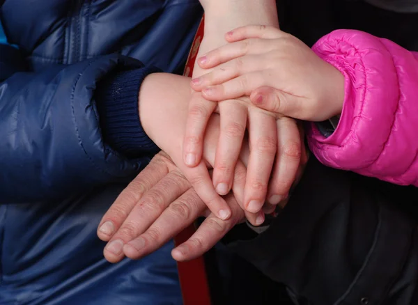 Rodina drží ruce dohromady — Stock fotografie