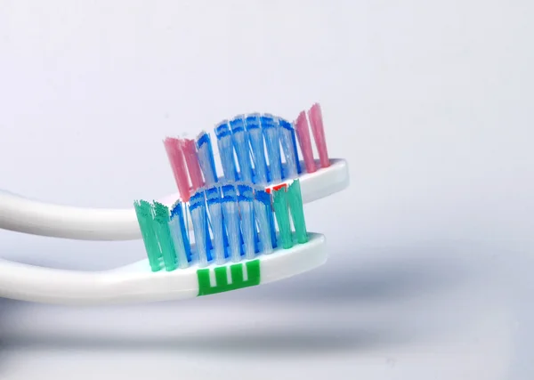 Крупным планом синяя и красная зубная щетка — стоковое фото