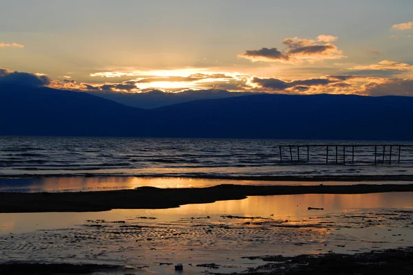 Puesta de sol sobre el lago Prespa, macedonina — Foto de Stock